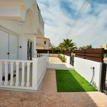 Nissi Palms * أيا نابا